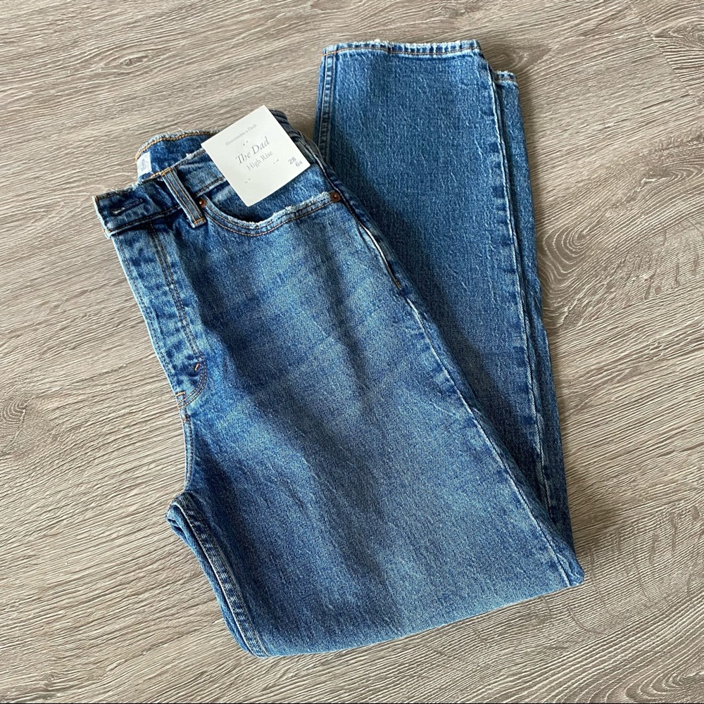 NWT A&F Straight Leg Dad Jeans (Sz. 28)